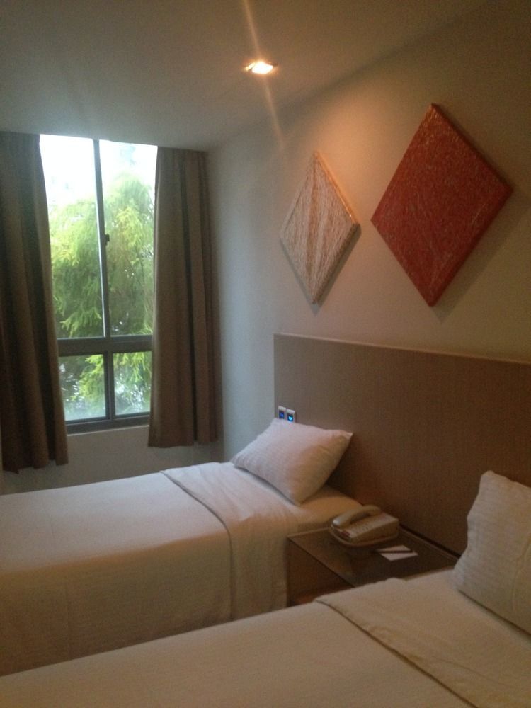 Aqueen Balestier Hotel 3*