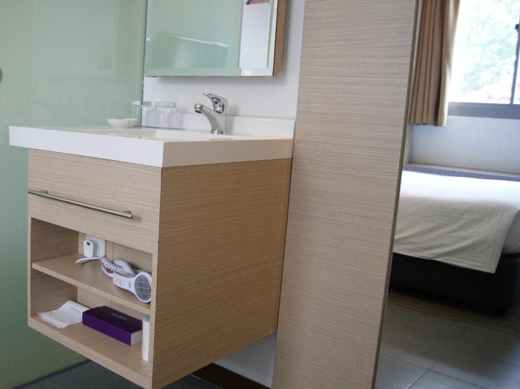 Aqueen Balestier 3*
