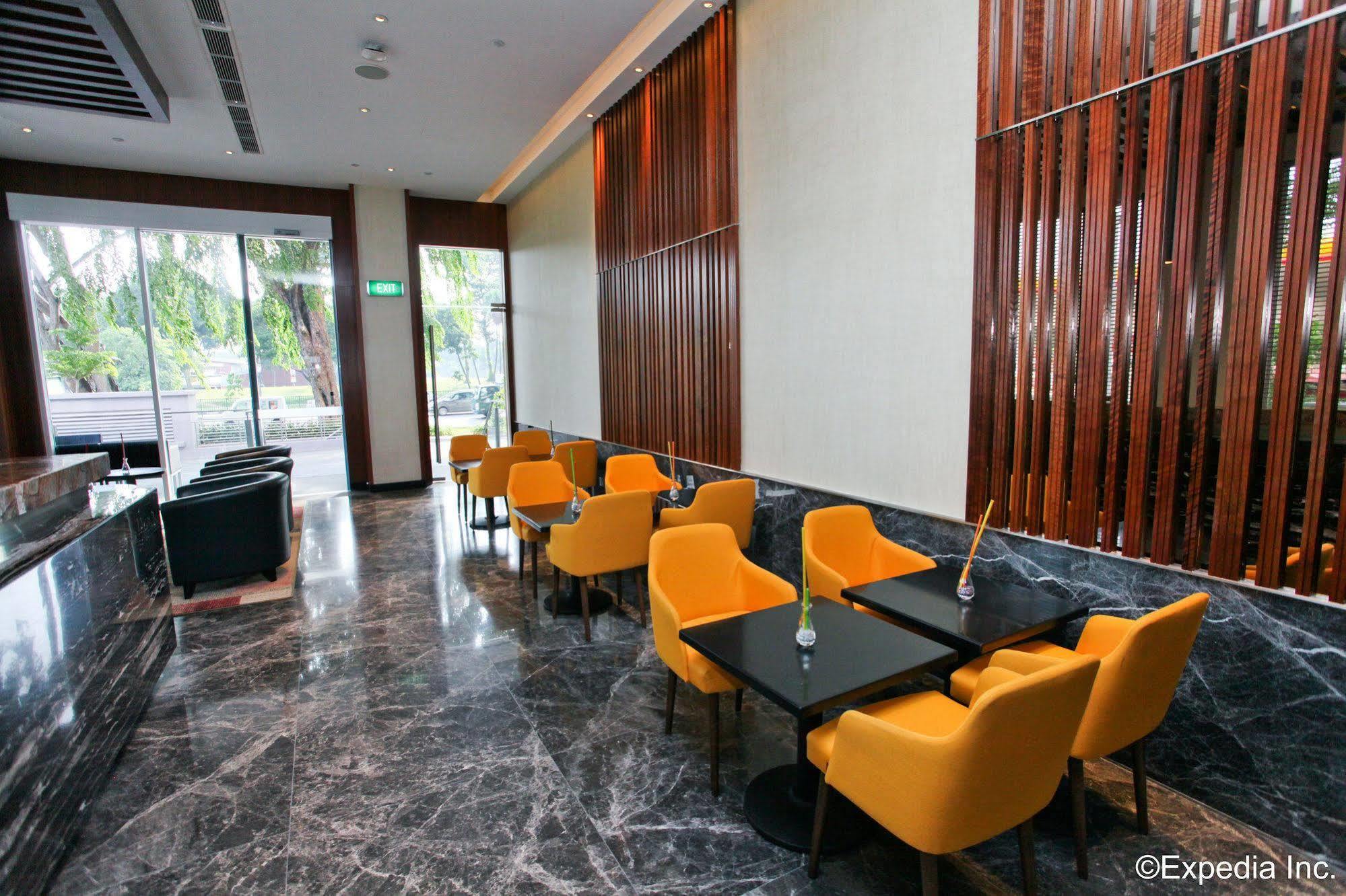 Hotel Aqueen Paya Lebar 4*