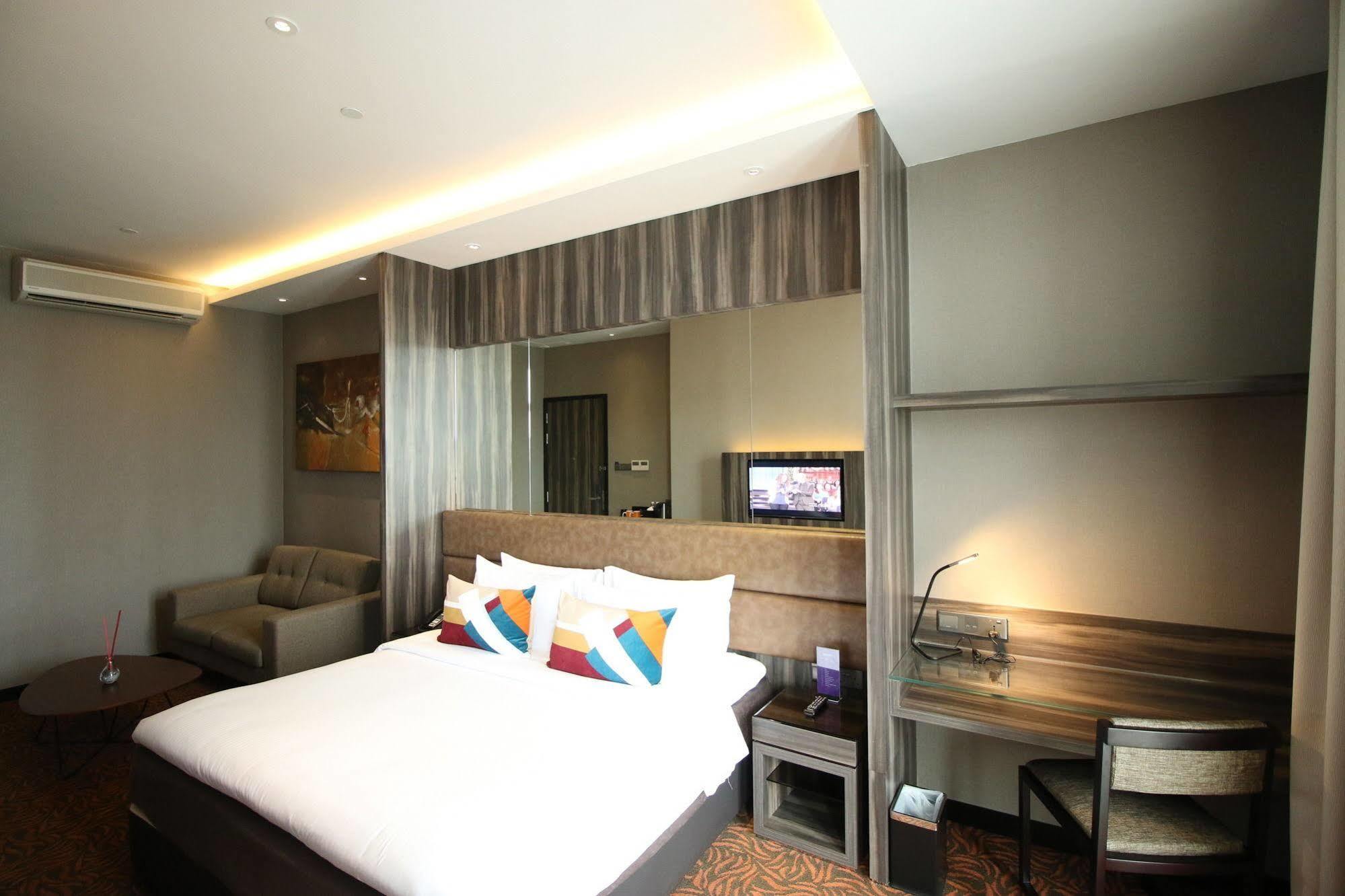 Aqueen Paya Lebar 4*