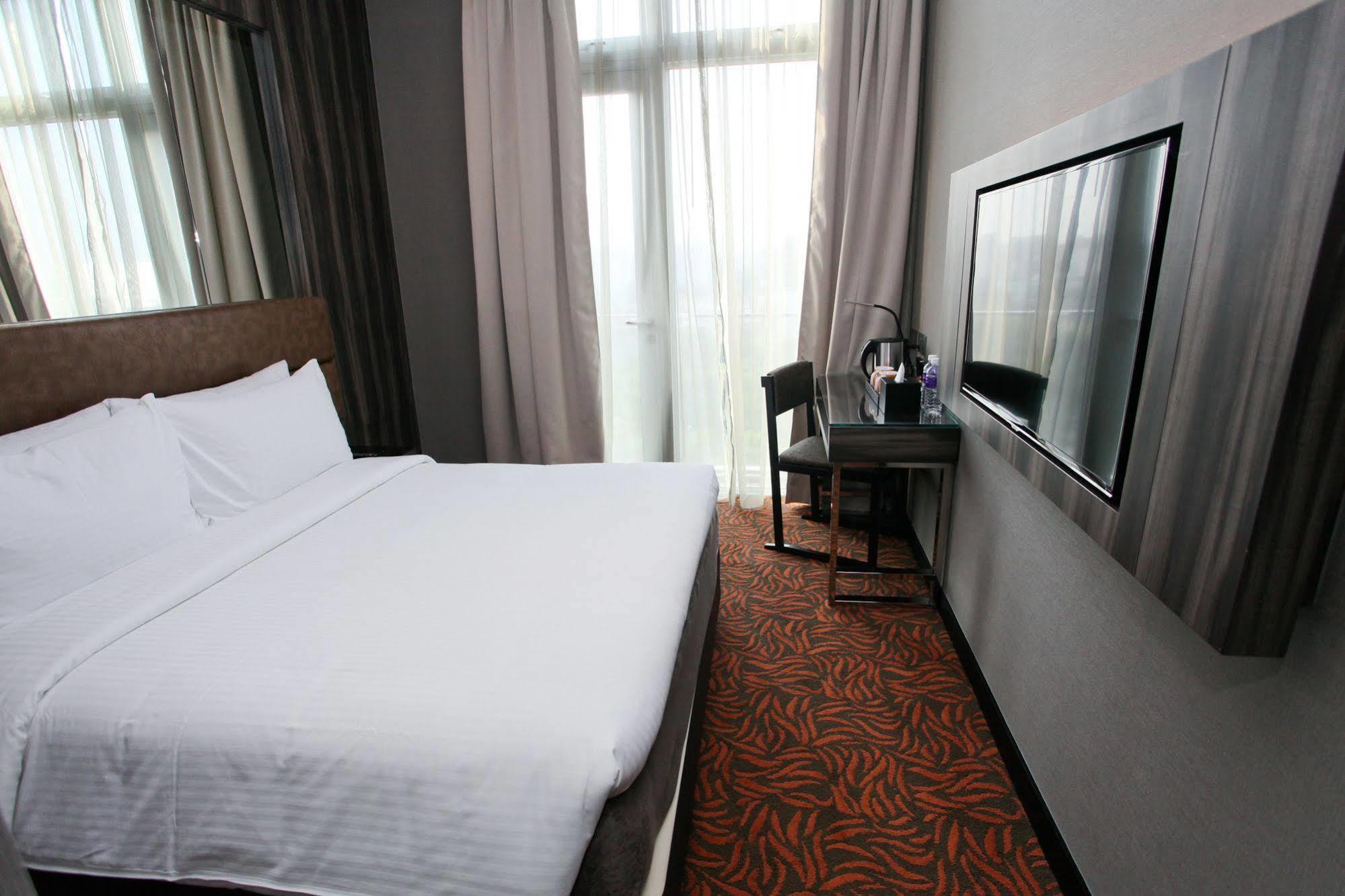 Hotel Aqueen Paya Lebar 4*