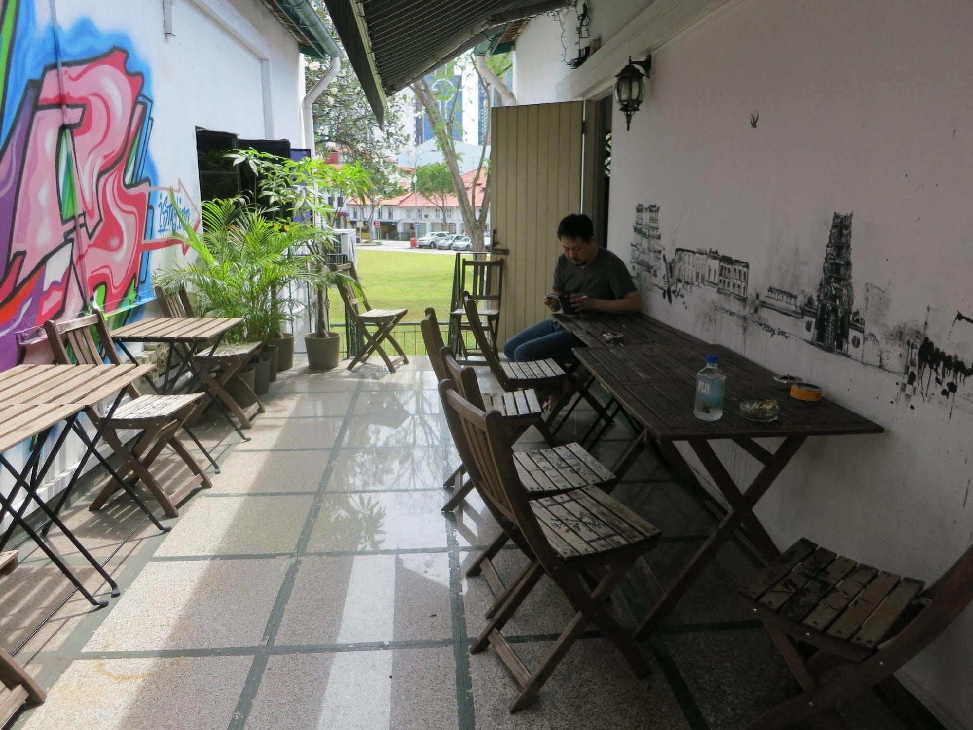 Beat Arts At Chinatown Hostel Singapore