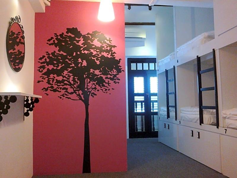 Wink At Mosque Street Capsule hotel Singapore