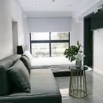 Deluxe Studio & Suite By Rr