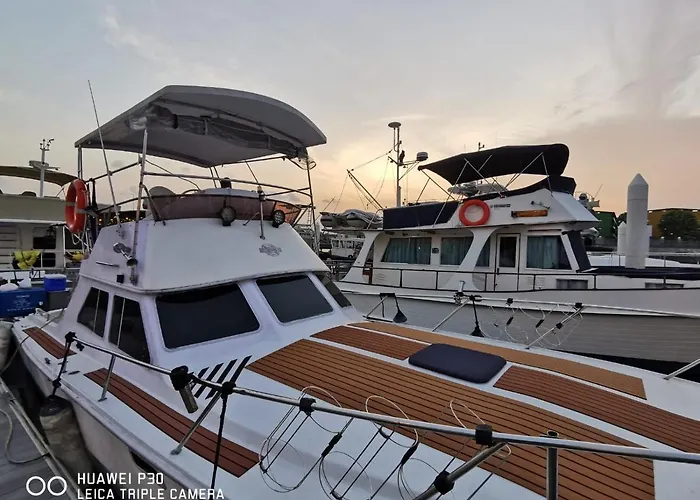 Sweet Elegant Boat Home @ Marina Waterfront