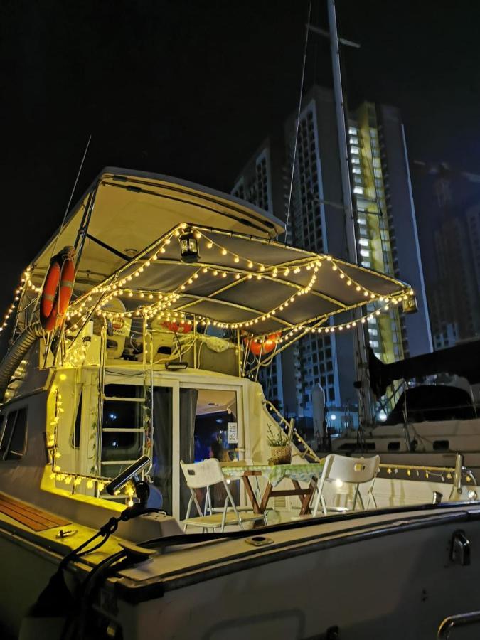 Sweet Elegant Boat @ Marina Waterfront