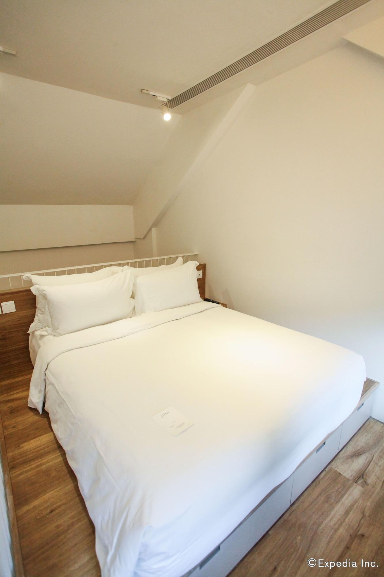 Lloyd's 3*