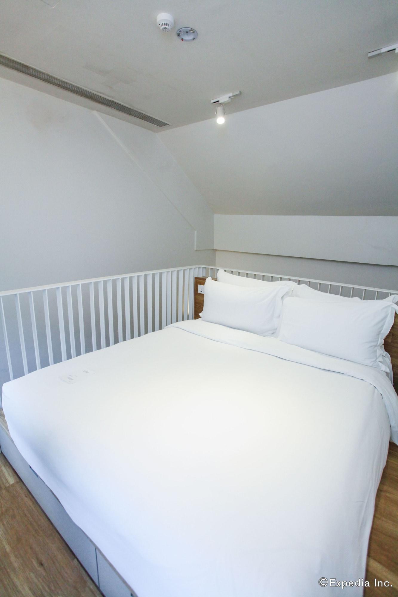 Lloyd's 3*