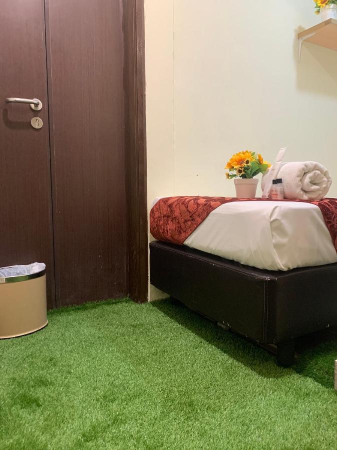 Single Sharing And Short At Sandpiper 3* Singapore