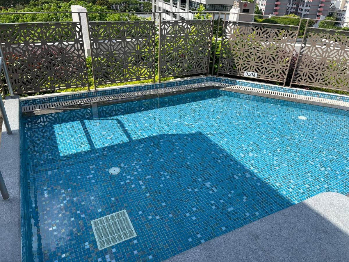Hotel Aqueen Prestige Jalan Besar 4*