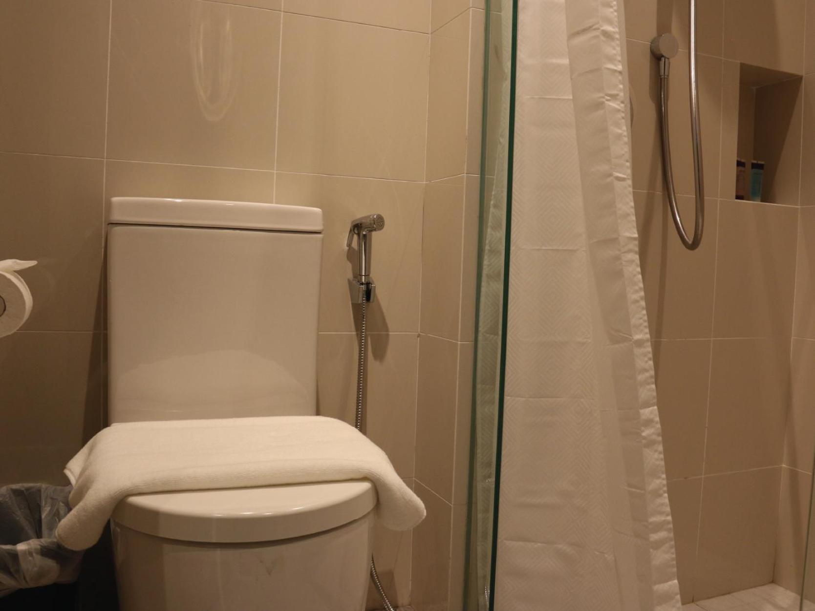 Aqueen Prestige Jalan Besar Hotel 4*