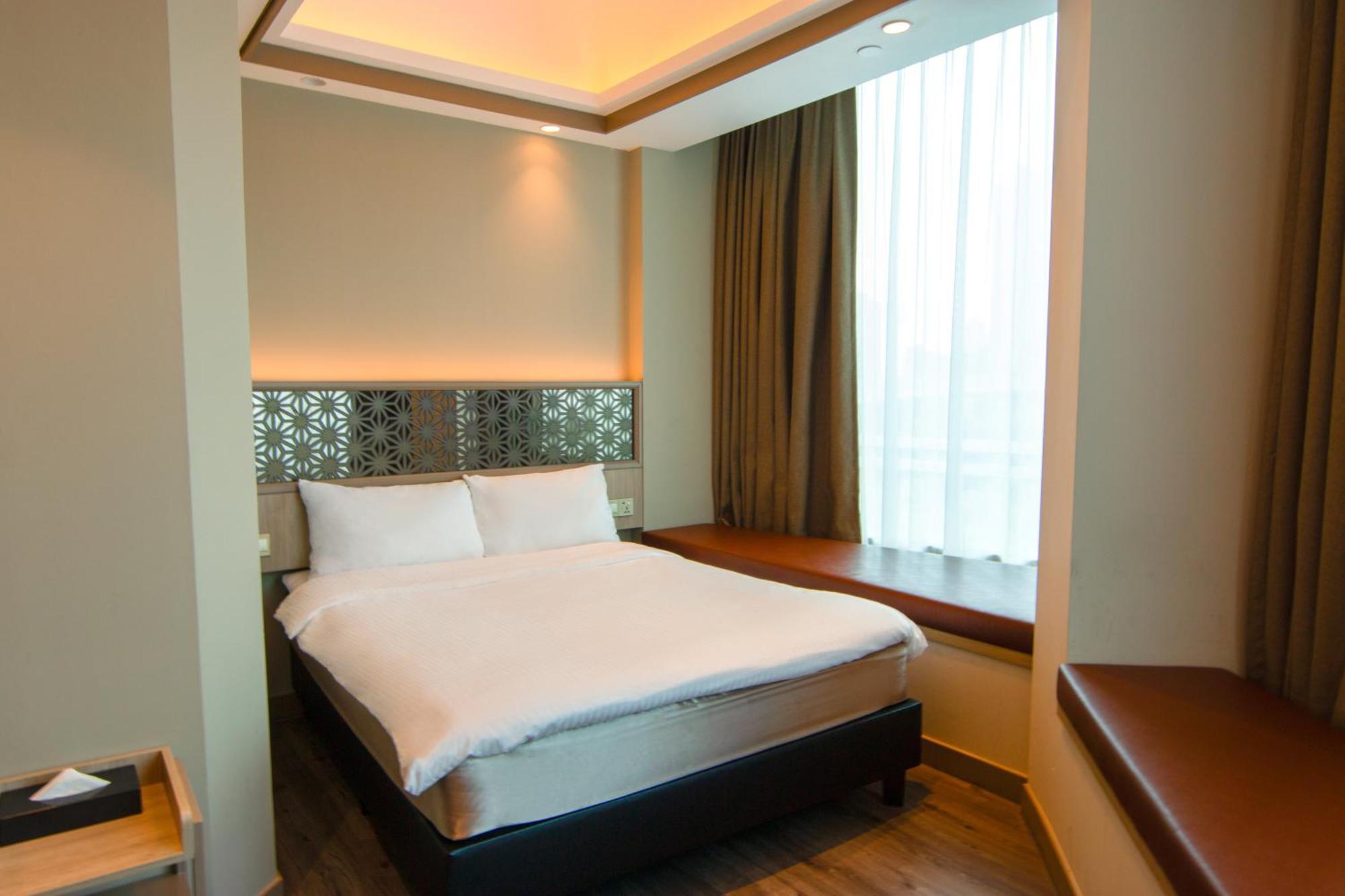 Hotel Aqueen Prestige Jalan Besar 4*