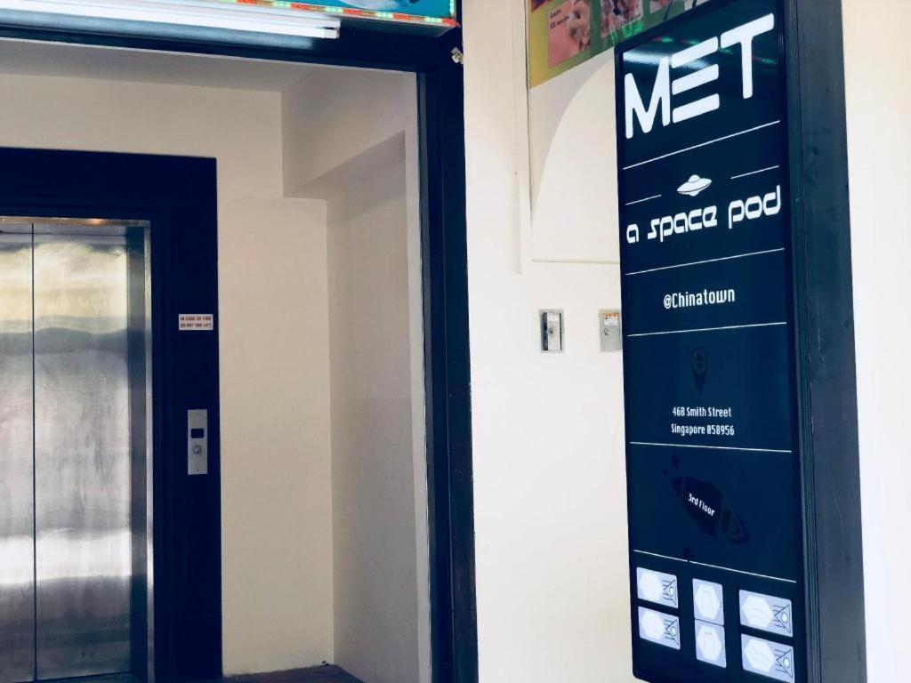 Met A Space Pod @ Chinatown Hostel