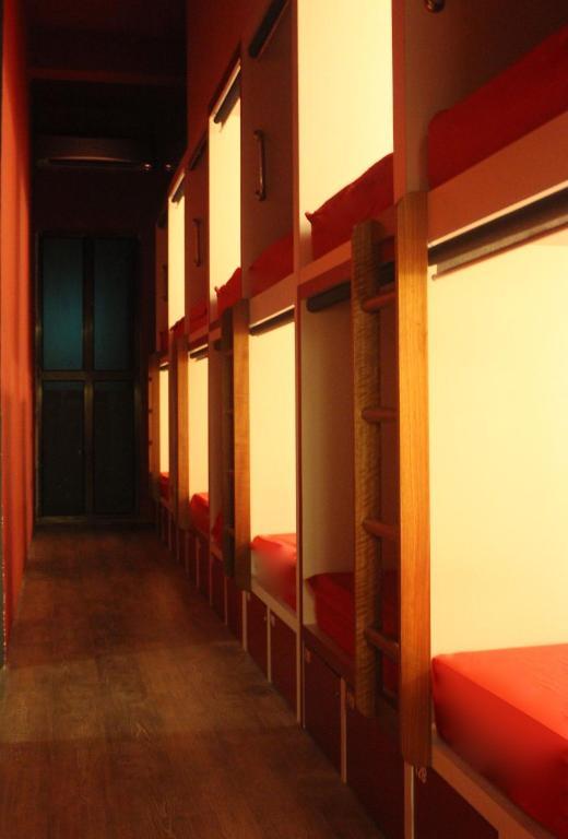 Capsule hotel Capsules @ The Little Red Dot