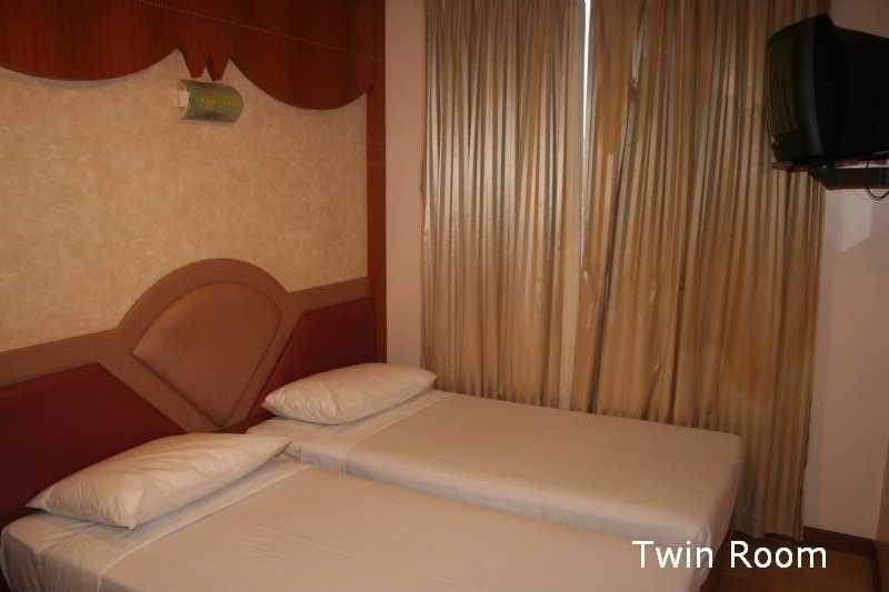 Hotel 81 Palace - Newly Renovated 2*