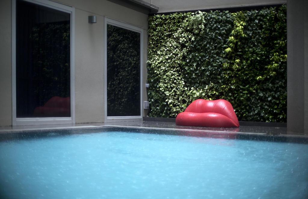 V Bencoolen Hotel 4*