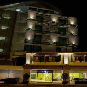 J8 Hotel 3*