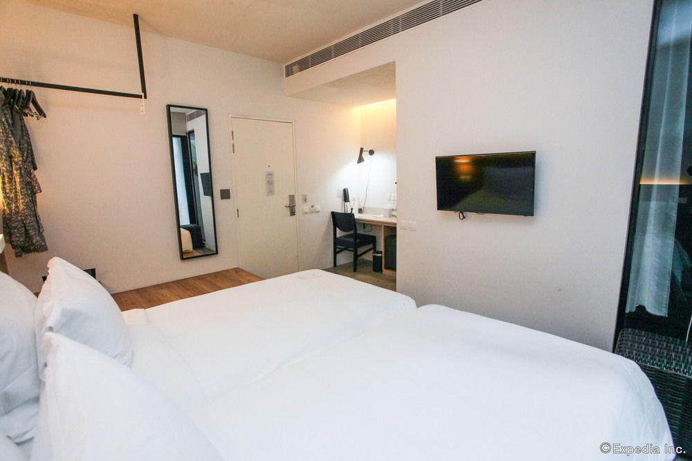 Lloyd's 3*