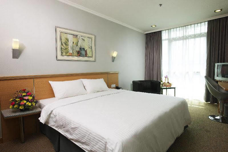 V Bencoolen Hotel 4*