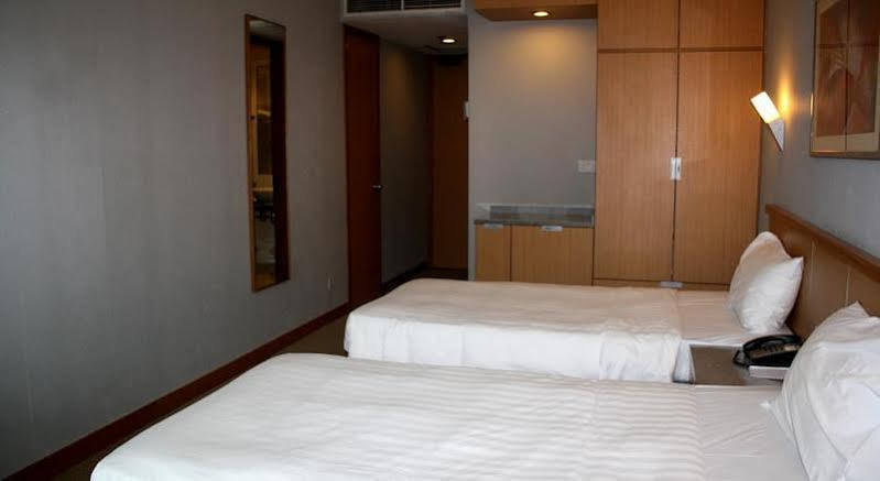 V Bencoolen Hotel 4*
