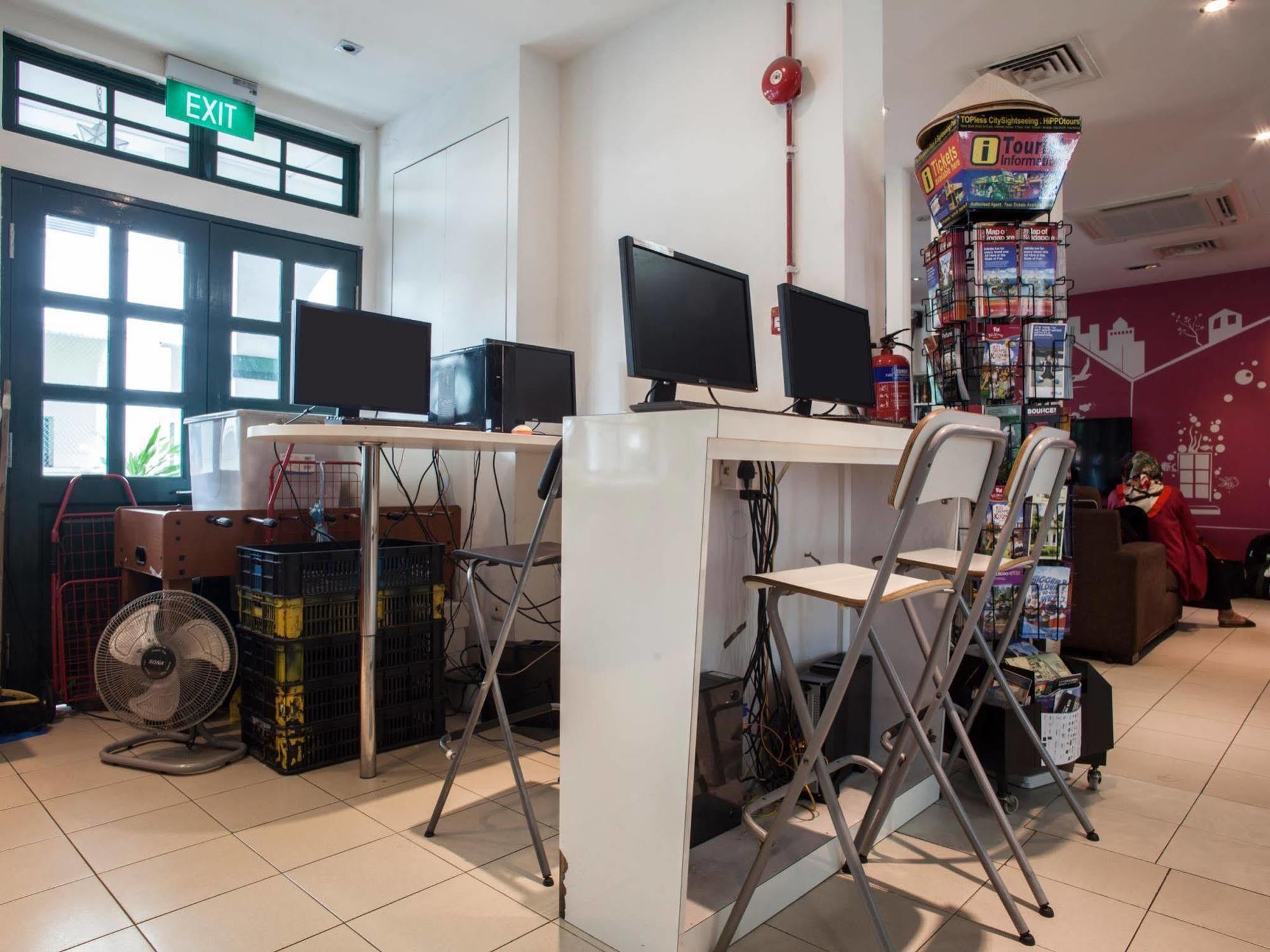 Asrama Footprints Hostel, *