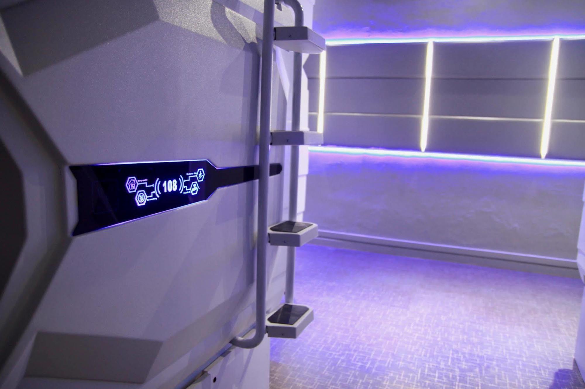 Met A Space Pod @ Little India Capsule hotel
