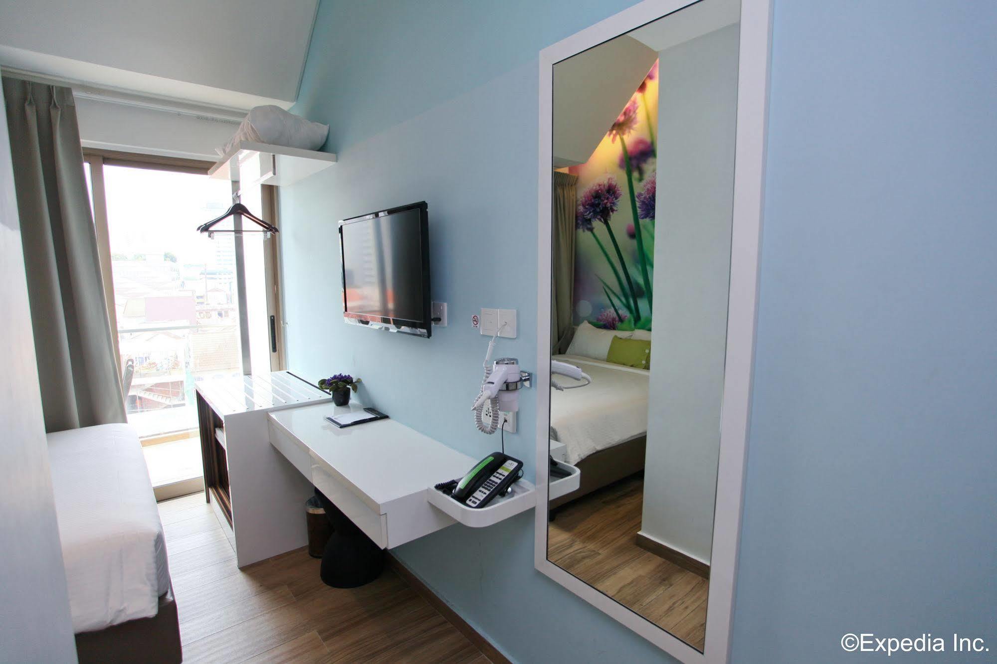 J8 Hotel 3*