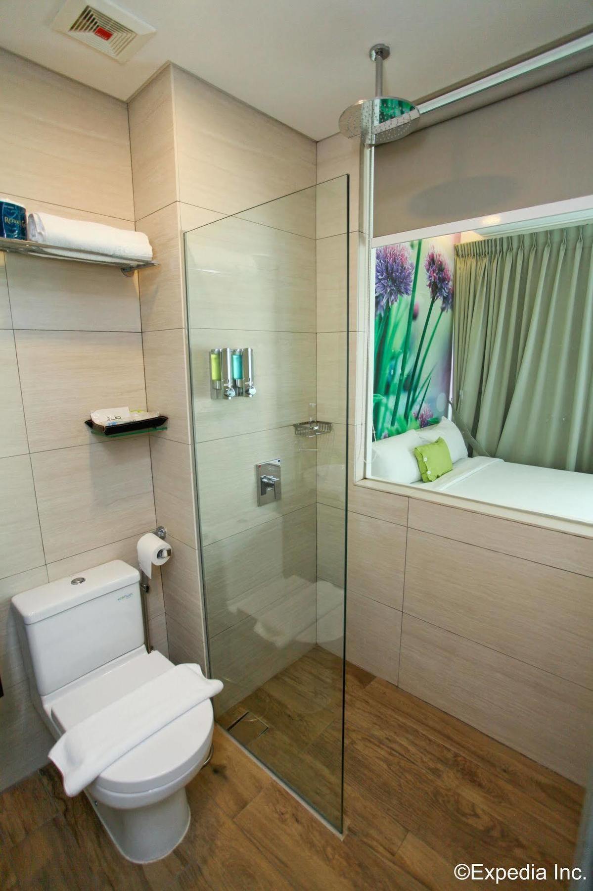 J8 3* Singapore