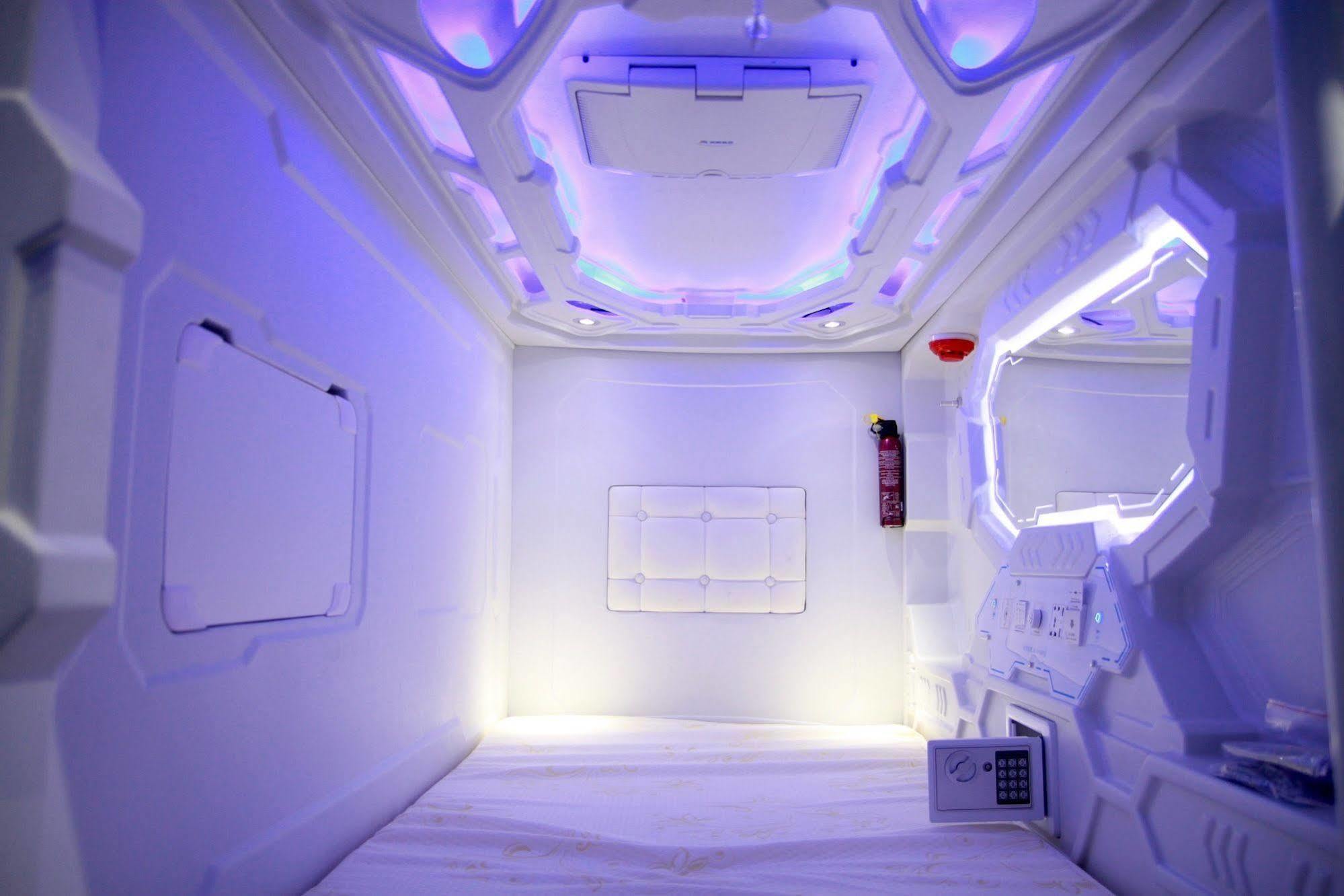 Met A Space Pod @ Little India Capsule hotel Singapore