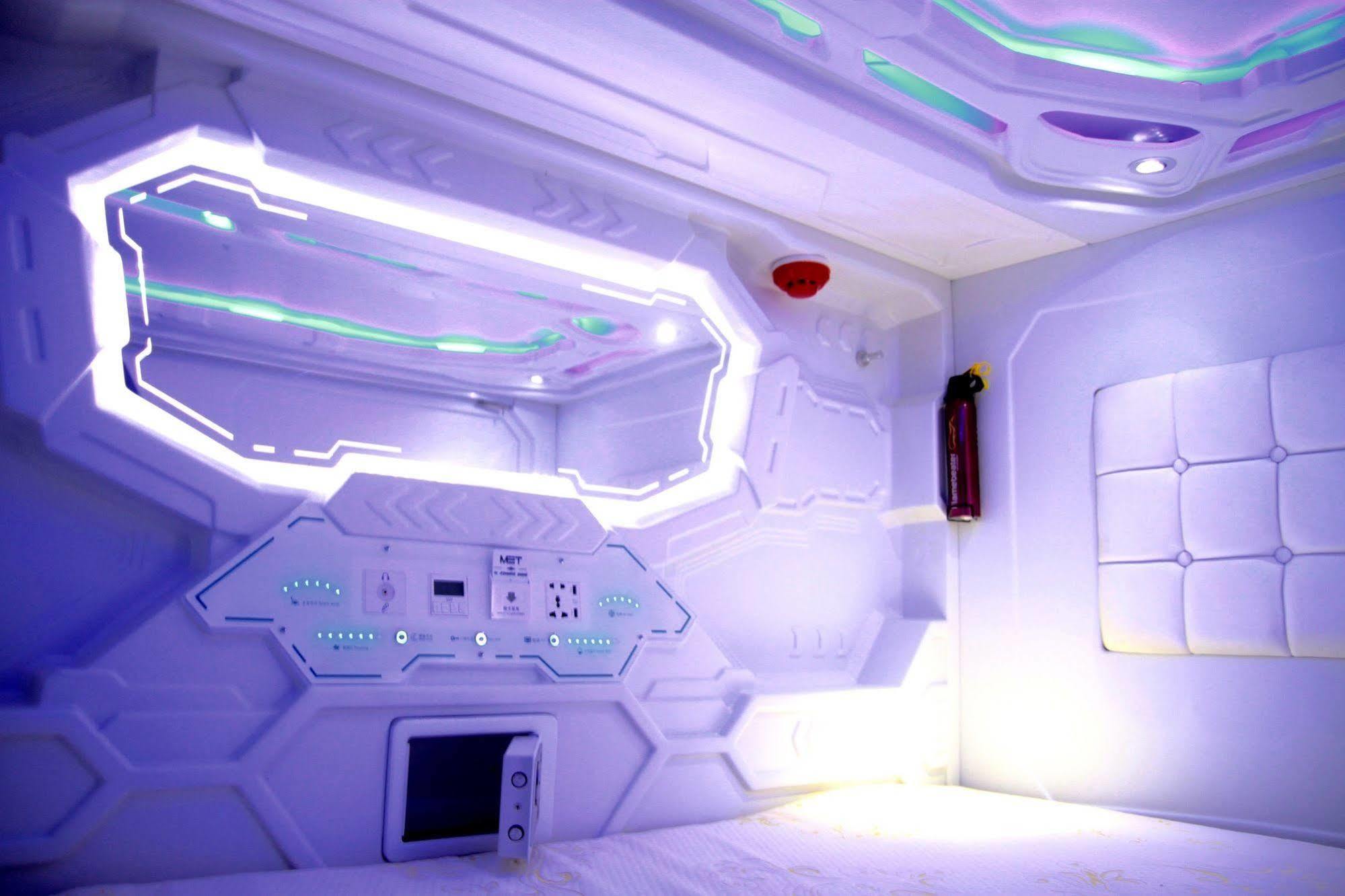 Met A Space Pod @ Little India Capsule hotel 2*