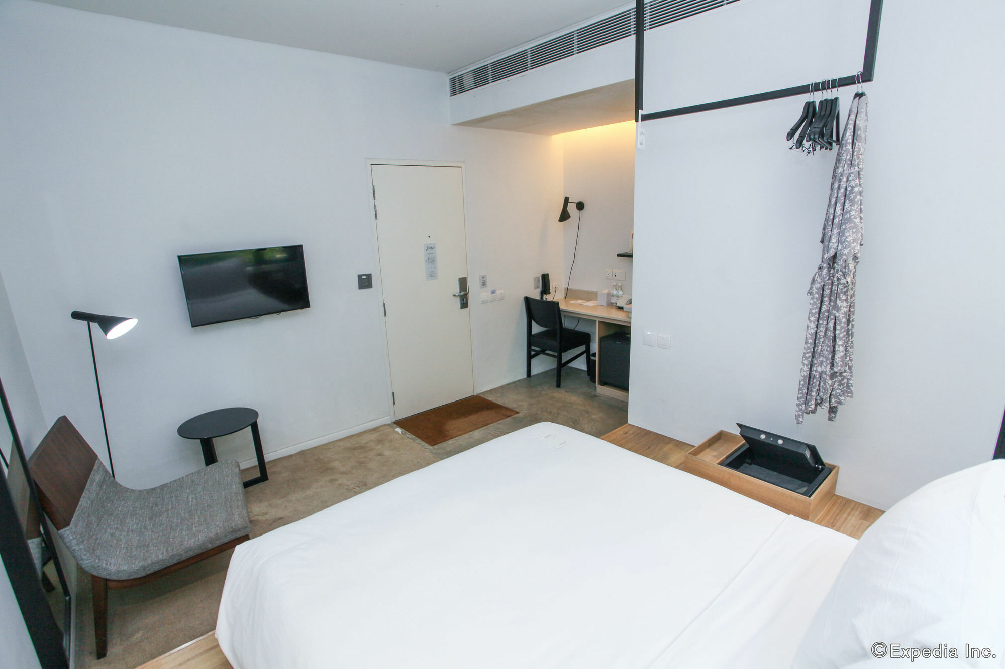 Lloyd's 3*