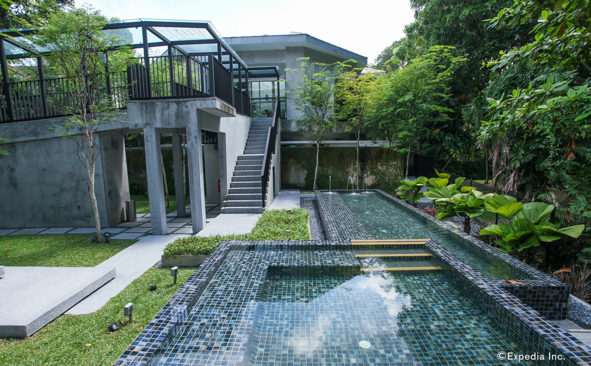 Lloyd's 3* Singapore