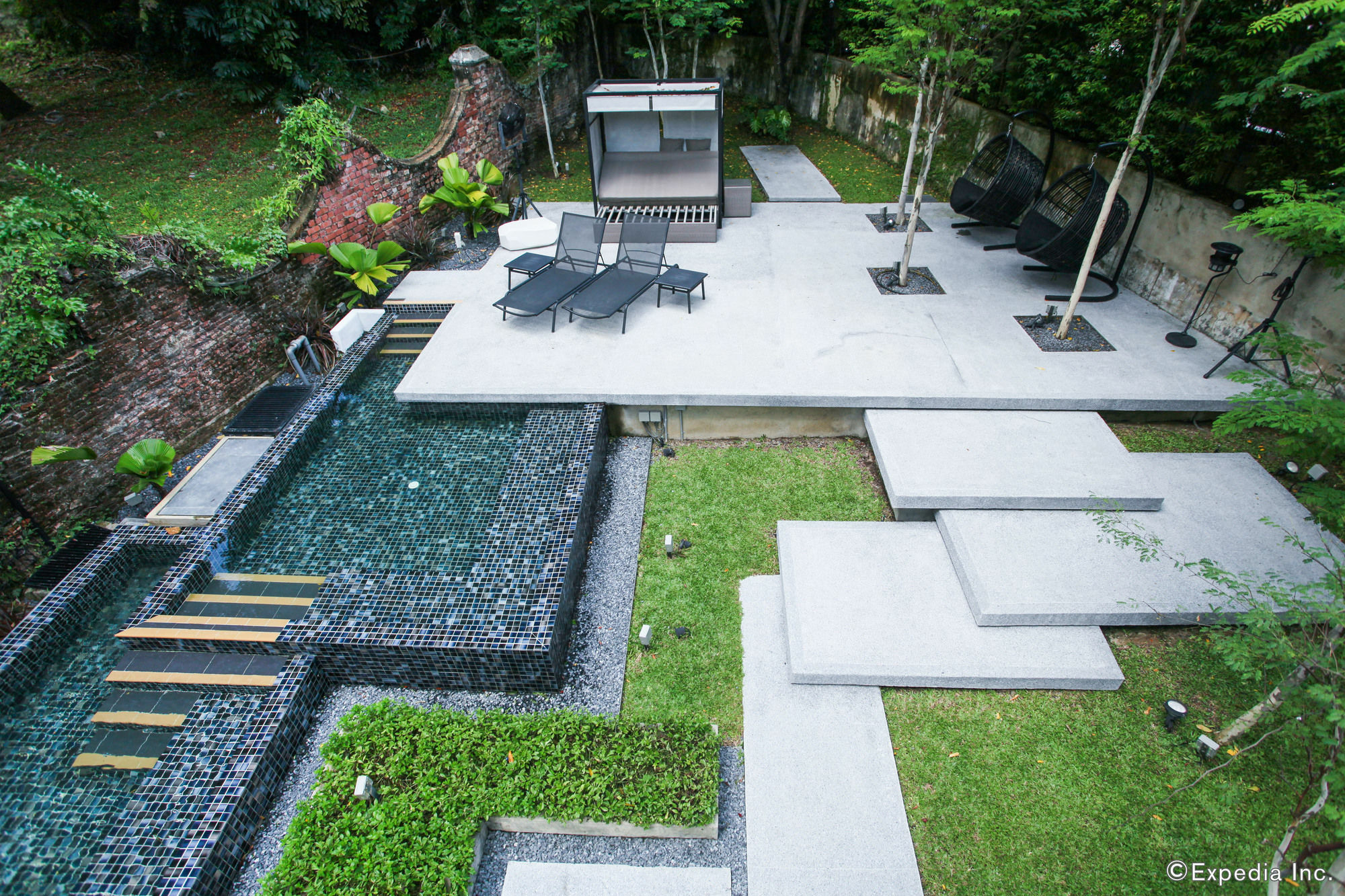 Lloyd's 3*