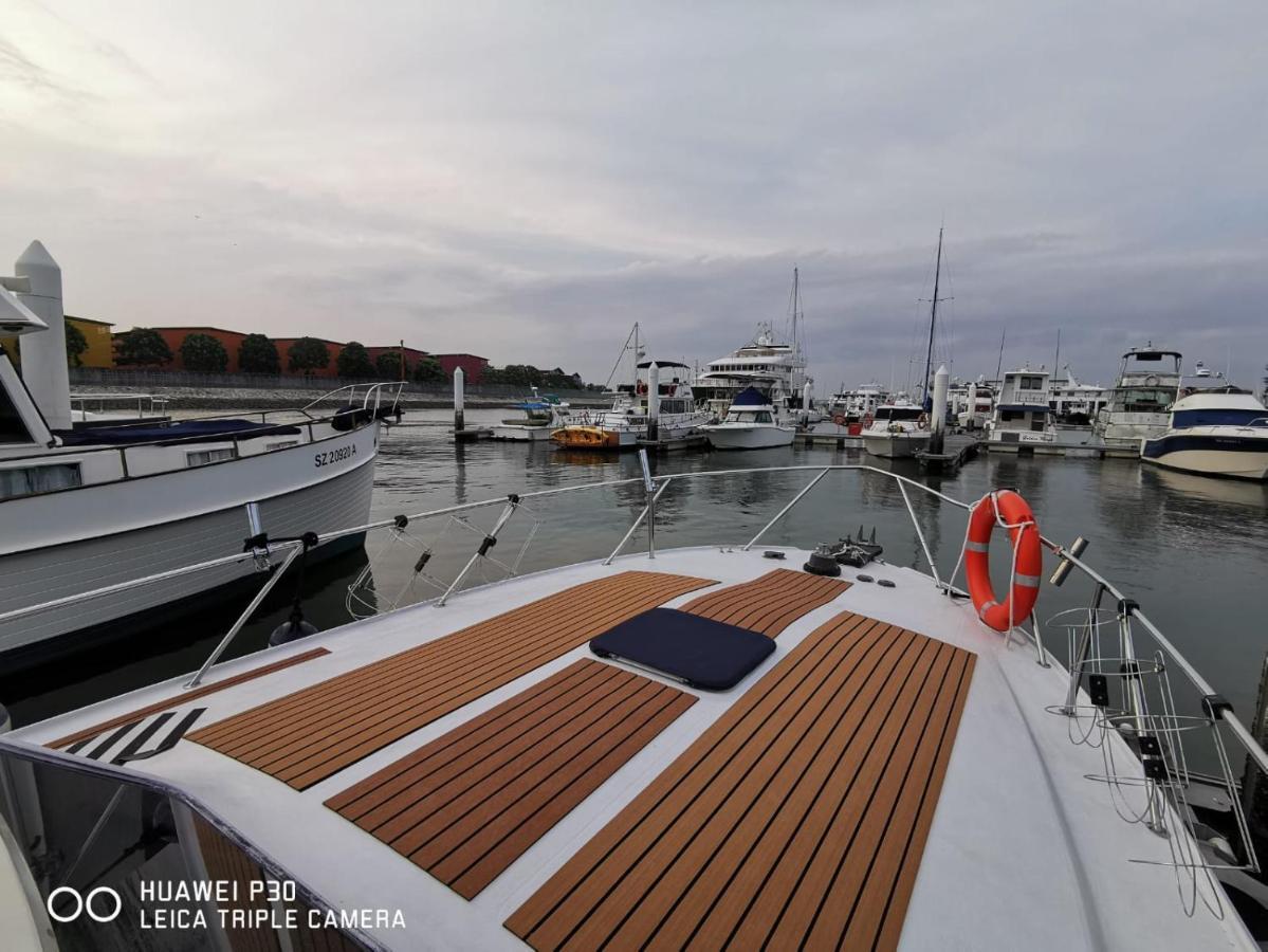 Botel Sweet Elegant Boat @ Marina Waterfront *