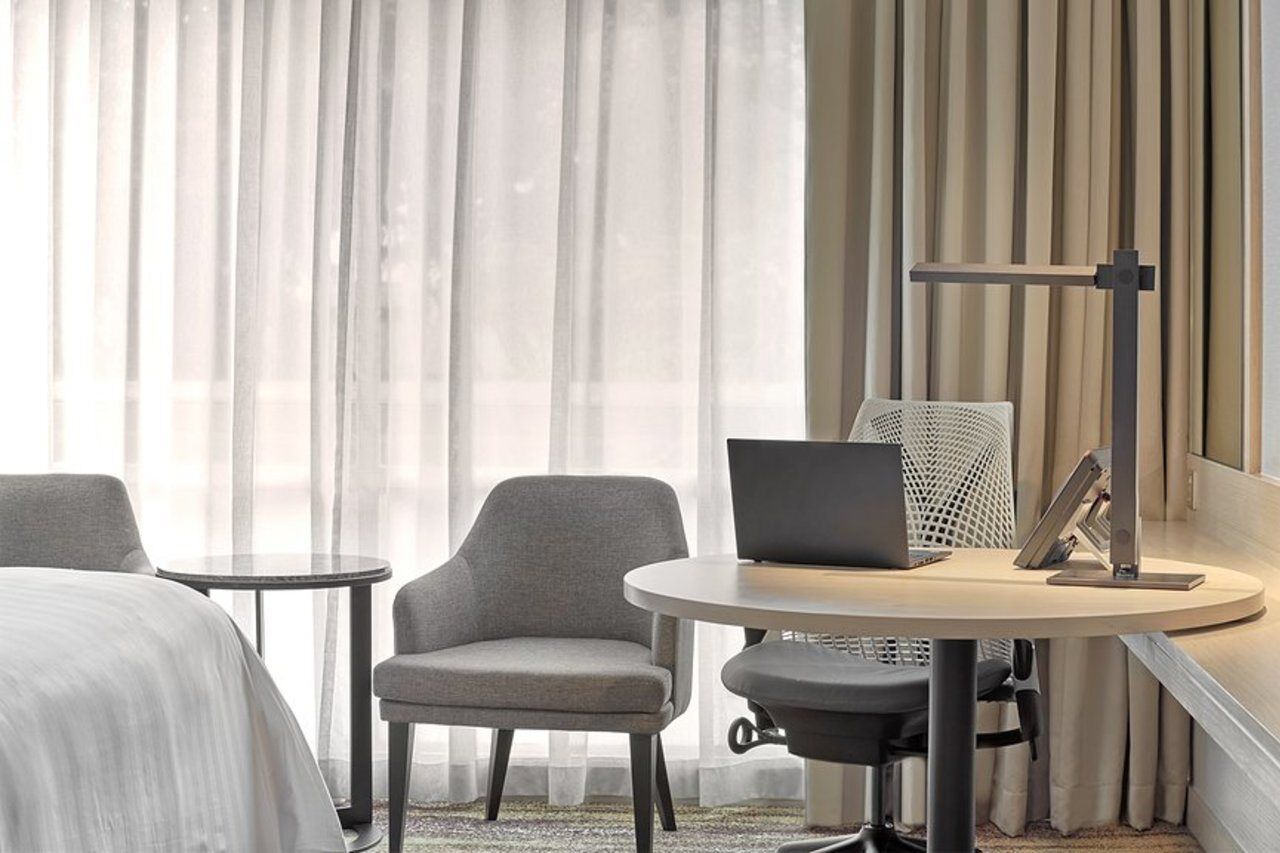 Hotel Parkroyal On Road,